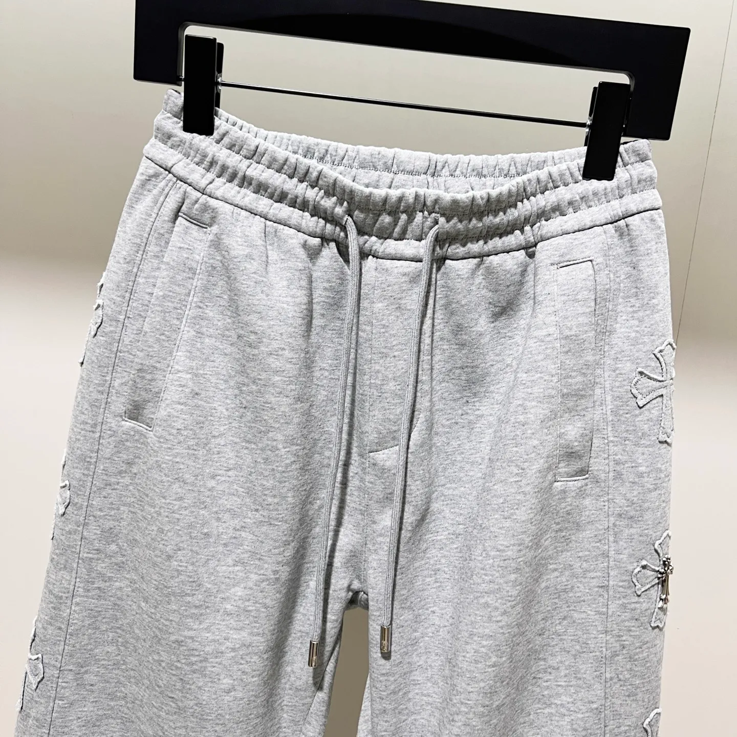 P260 chromehearts/Chrome heart selected 400g custom fabric sweatpants, classic side patch cross embroidery🪡hardware crafts logo, official synchronization, 1:1 original mold opening, fashion personality, versatile trend, pure original quality, original washed fabric, tag, collar label, washed wheat, complete three labels, color: black, gray. Size: M-3XL